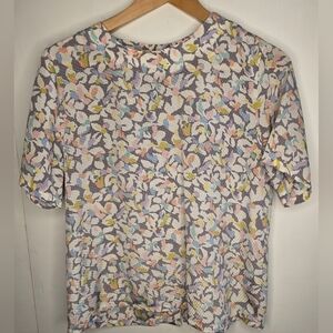 Nicola 2P light floral top. Buttons down back